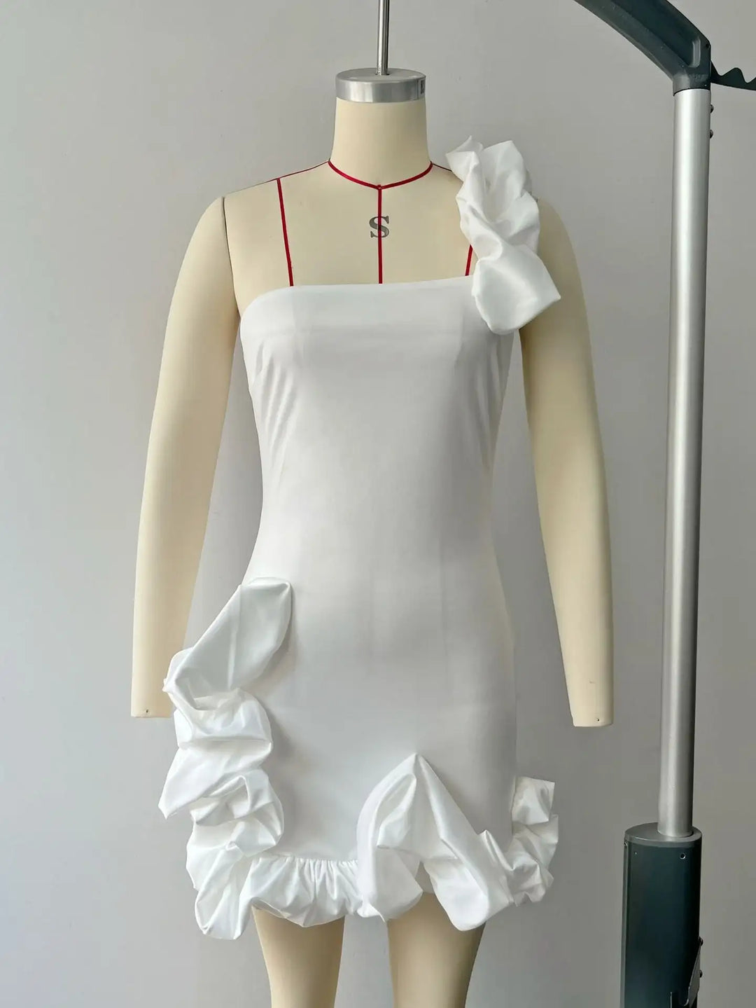 Damenkleid mit Rüschen und taillierter Knospenform - Damenmode online kaufen | Isabell Boutique