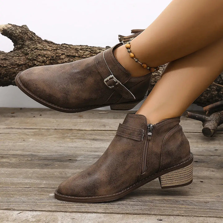 Braune Stiefeletten mit Reißverschluss, Schnalle und Absatz. Ideal für Damen, IsabellBoutique030