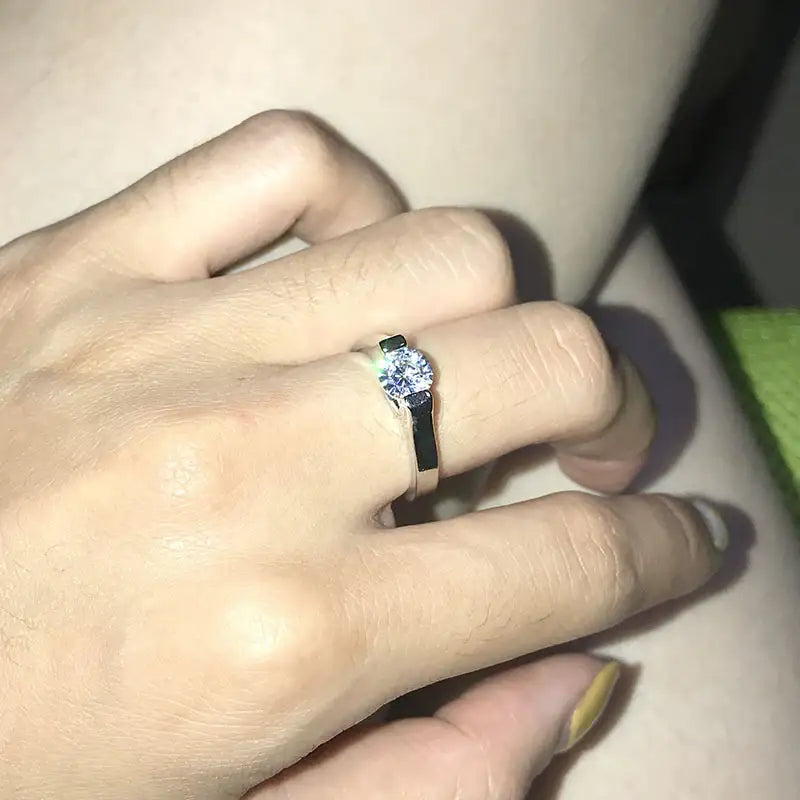Ring mit rundem Diamanten am Finger, glänzend, Silber, IsabellBoutique030
