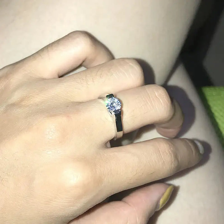 Ring mit rundem Diamanten am Finger, glänzend, Silber, IsabellBoutique030