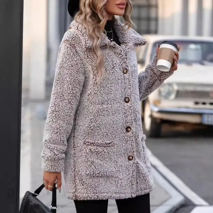 Beigefarbene Teddyfell Jacke mit Knöpfen, Damenmode von IsabellBoutique030.