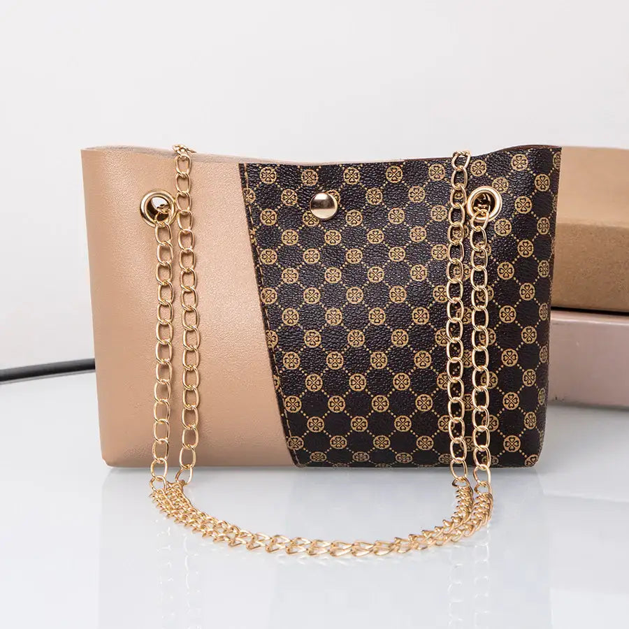 Beige Handtasche mit Kette und Muster. Elegante Damenmode von IsabellBoutique030.