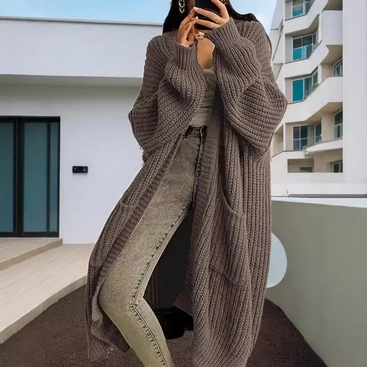 Langer Damen-Strickcardigan für Herbst und Winter – locker geschnitten, vielseitig kombinierbar, mit langen Ärmeln - Damenmode online kaufen | Isabell Boutique