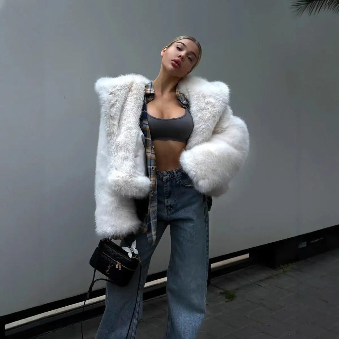 Weißer Kunstfellmantel, Jeans, Crop-Top &amp; Tasche. Modisch, Damenmode bei IsabellBoutique030