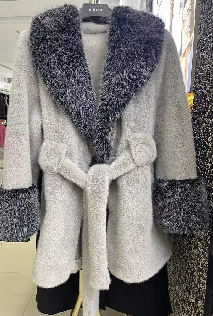 Grauer Damenmantel mit Pelzkragen und -bündchen, Bindegürtel. IsabellBoutique030