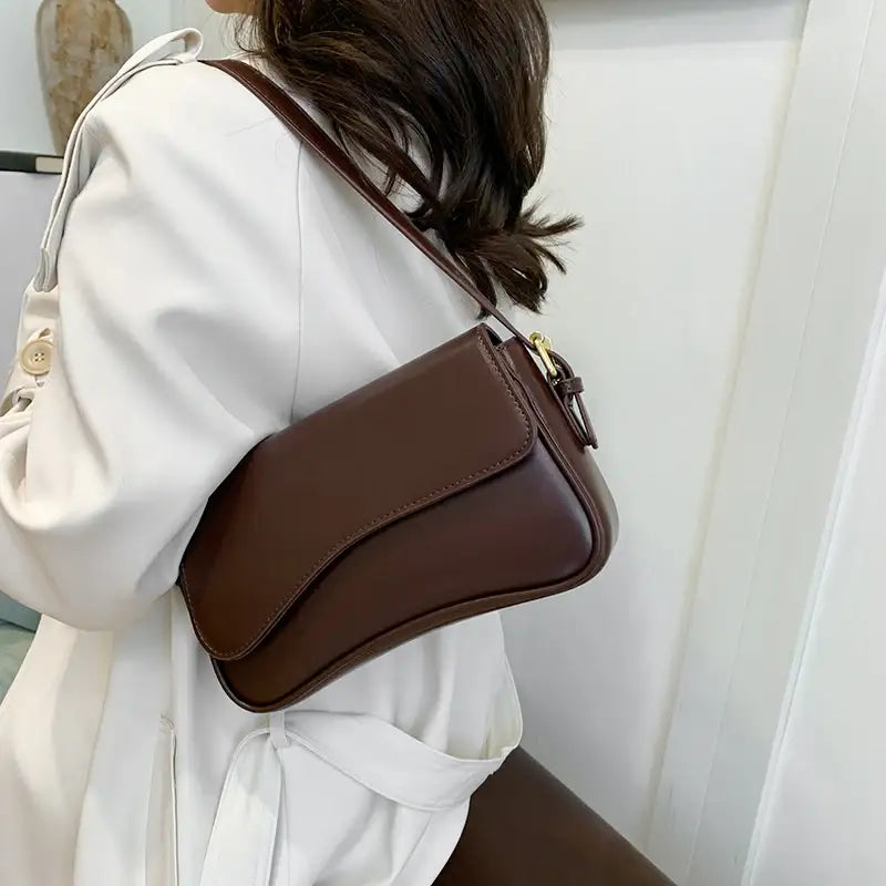 Braune Schultertasche mit goldener Schnalle. Elegantes Damen-Accessoire. IsabellBoutique030
