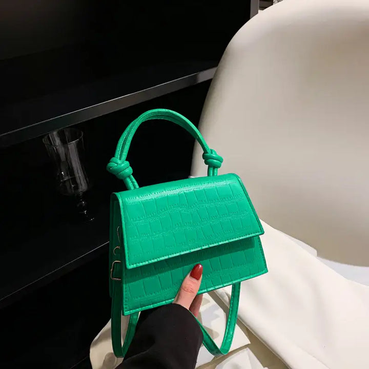 Grüne Handtasche mit Krokodil-Optik, Frau hält Tasche, trendig, IsabellBoutique030