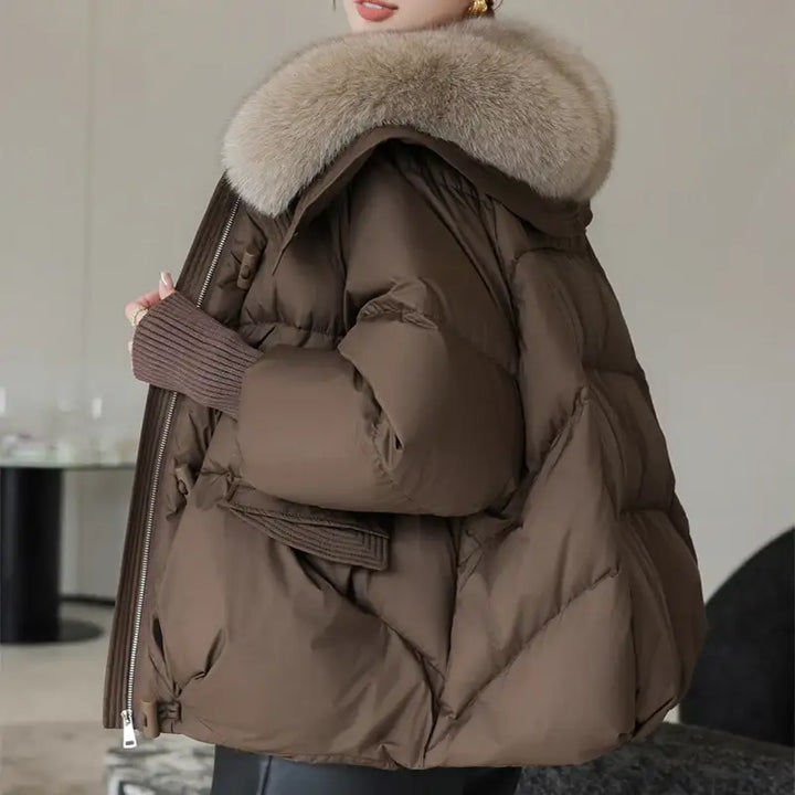 Braune Daunenjacke mit Kapuze und Fellkragen, Wintermode bei IsabellBoutique030