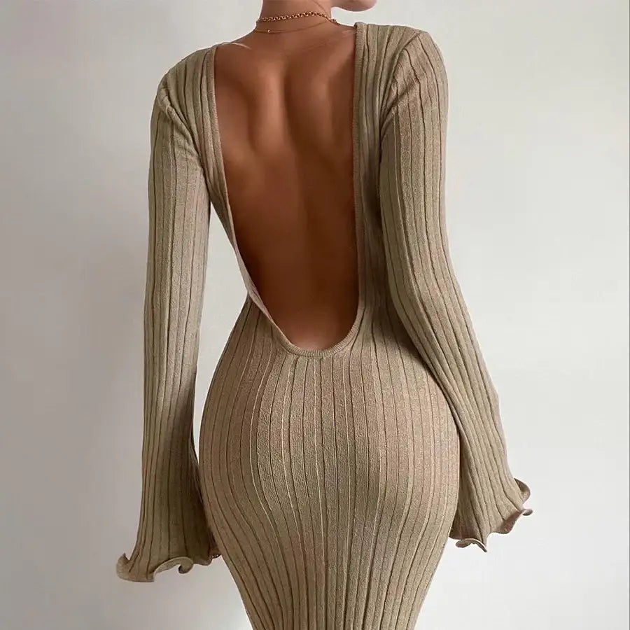 Figurbetontes, langärmliges Maxi-Strickkleid mit Rüschen, rückenfreiem Design und sexy Hüftschnitt – ideal für Party &amp; Strand - Damenmode online kaufen | Isabell Boutique