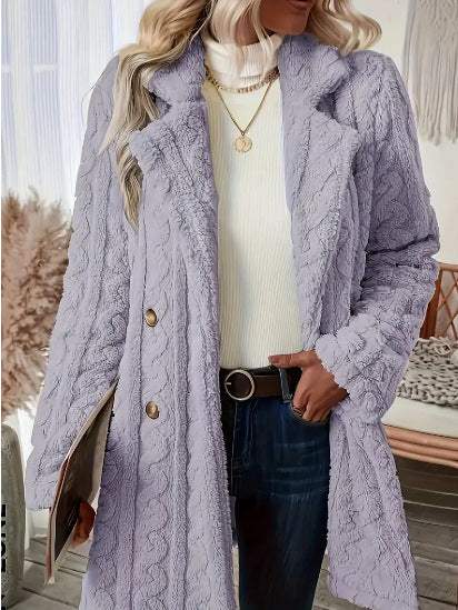 Lila Kunstfellmantel mit Zopfmuster, langer Stil. Ein Must-Have für Damen von IsabellBoutique030.