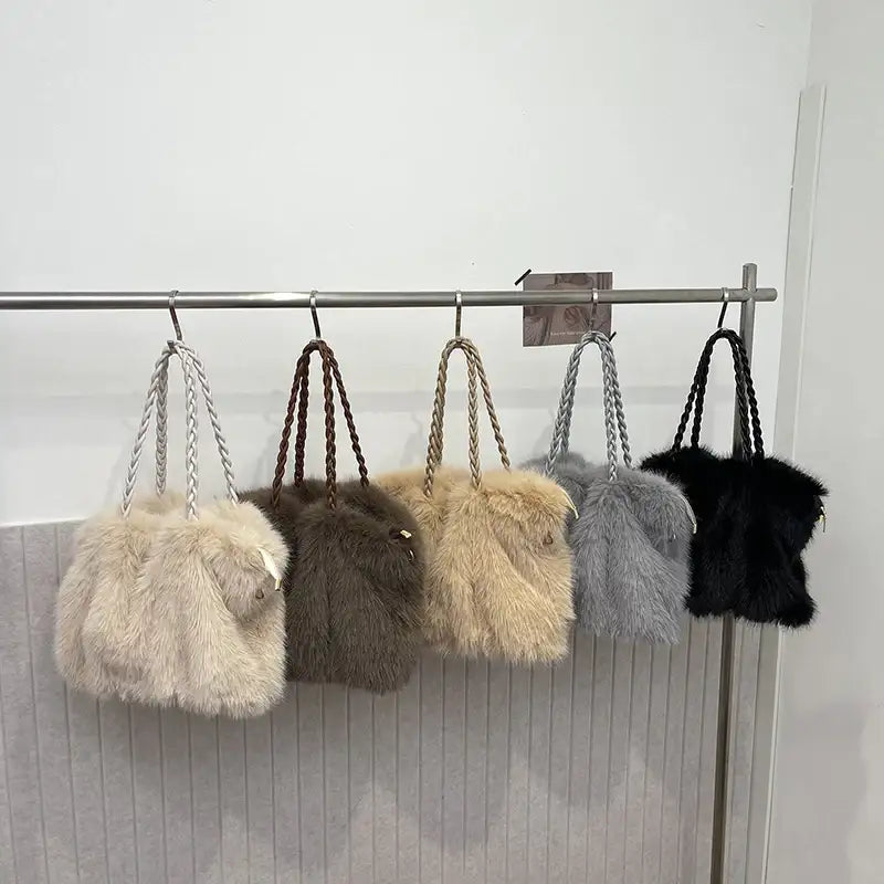 Neue Hochwertige Plüsch Schultertasche mit Faltenoptik in Kunst-Fuchsfell Design - Damenmode online kaufen | Isabell Boutique