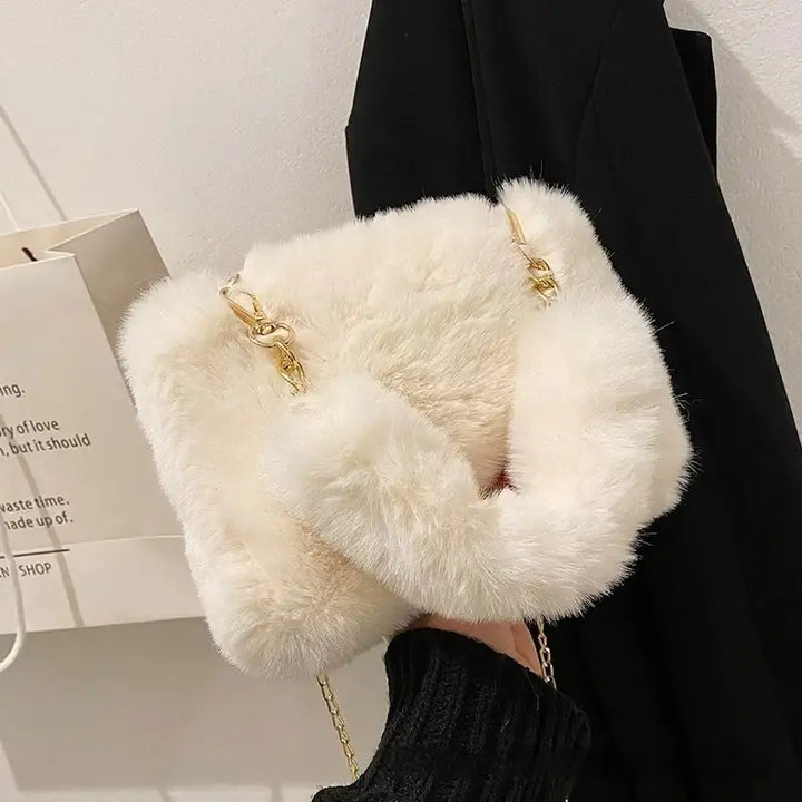 Weiche cremefarbene Handtasche mit goldener Kette, Fell, flauschig. IsabellBoutique030
