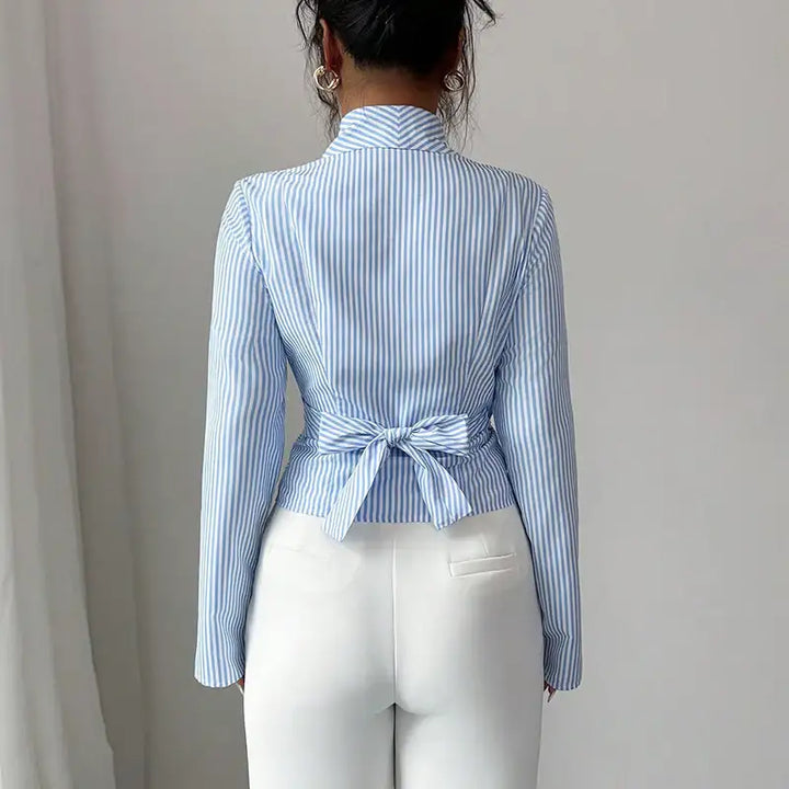 Elegante Damenbluse mit Streifen, langen Ärmeln und dekorativem Trägerdetail - Damenmode online kaufen | Isabell Boutique