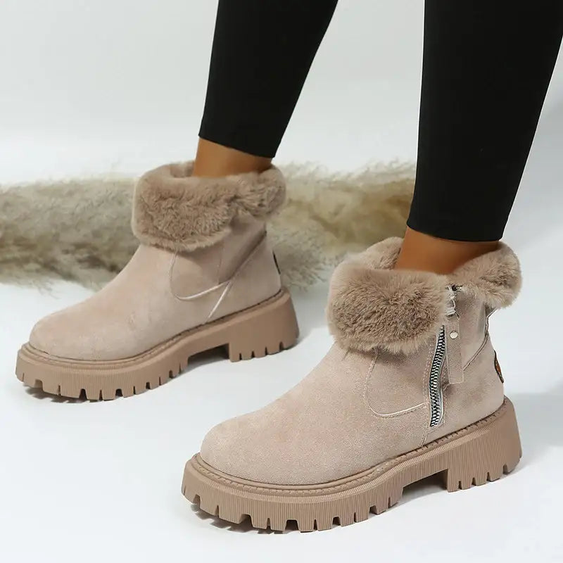 Beige Damen Stiefelette mit Fell, Reißverschluss und Profilsohle. IsabellBoutique030
