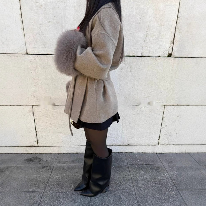 Beige Mantel mit Fellbesatz, schwarzem Rock und Stiefeln, stilvoll kombiniert, IsabellBoutique030