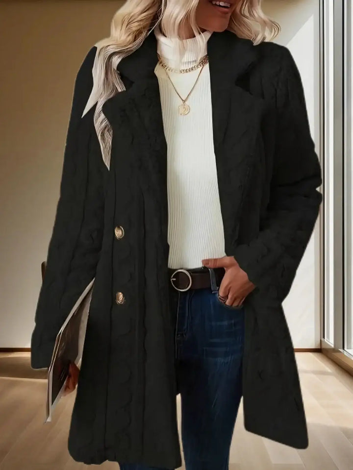 Schwarzer Mantel, Zopfmuster, Goldknöpfe ve Jeans, modischer Look, IsabellBoutique030