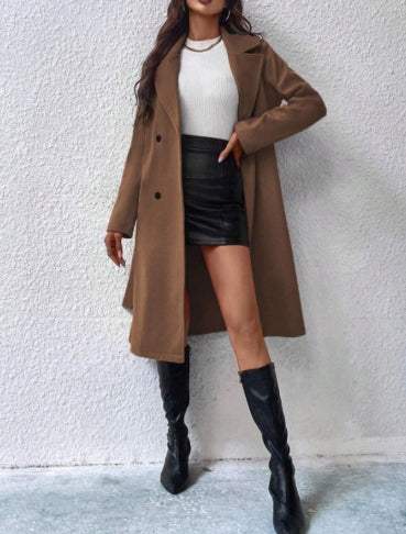 Brauner Mantel, schwarzer Minirock und Stiefel, Damenmode bei IsabellBoutique030