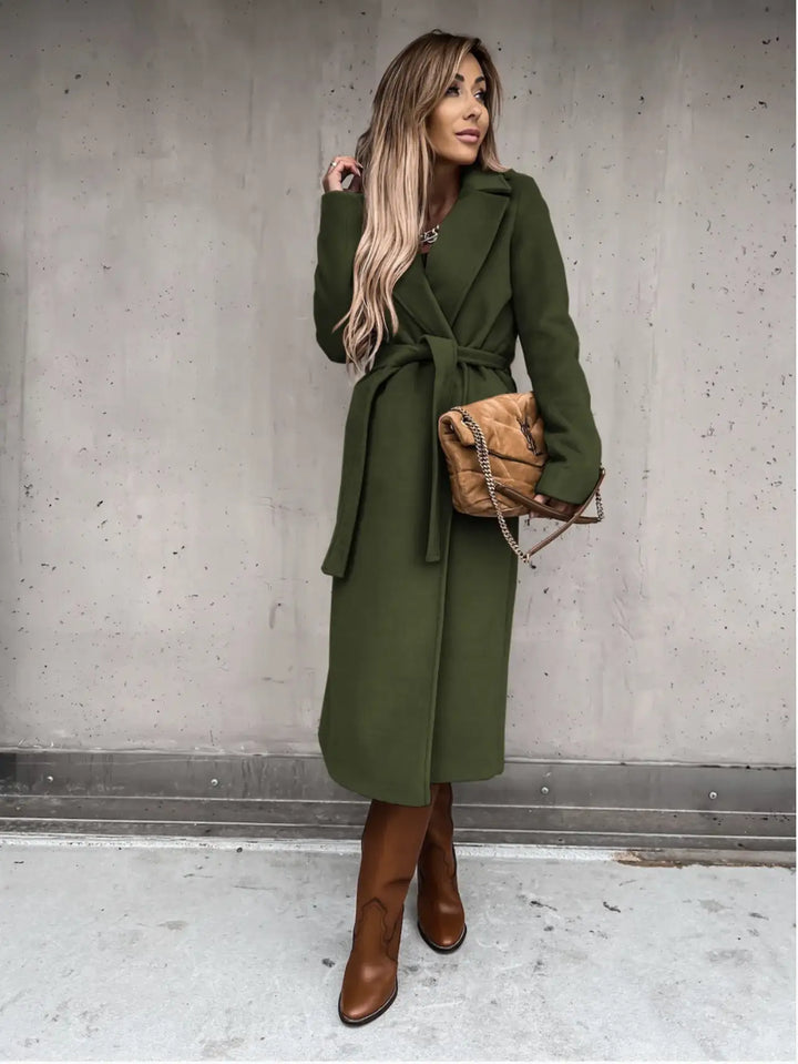 Olivgrüner Wollmantel mit Gürtel, braune Stiefel, Mode IsabellBoutique030