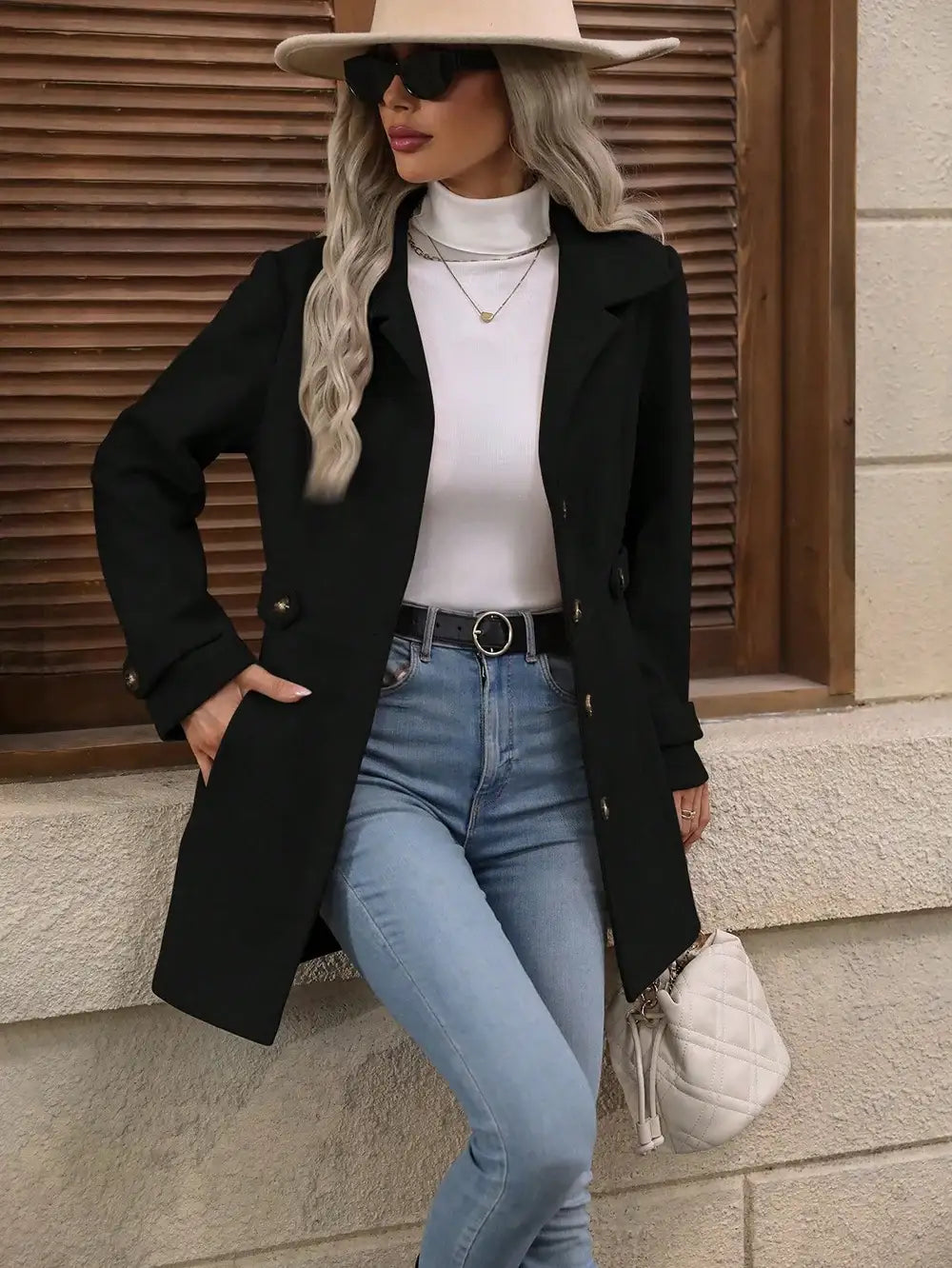 Schwarzer Blazer mit Jeans, weißem Rollkragenpullover und Accessoires. IsabellBoutique030