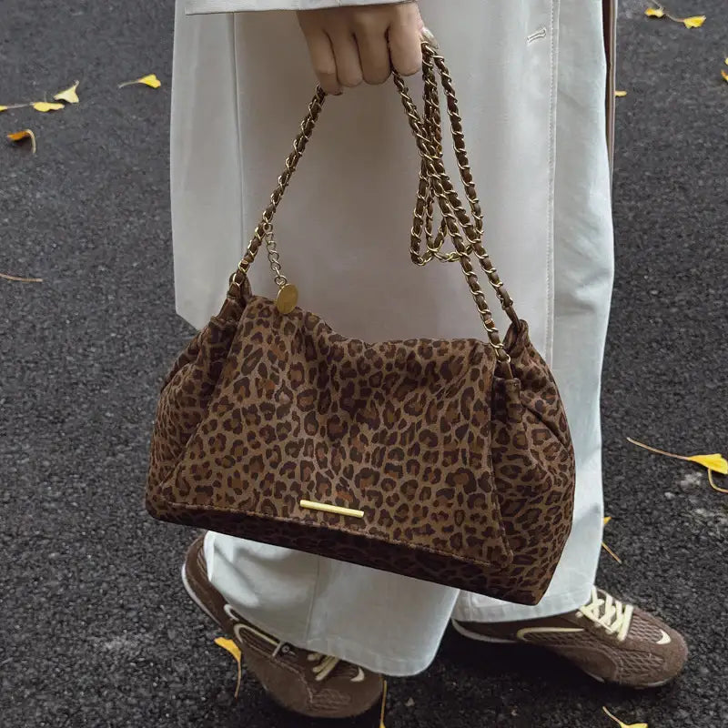 Elegante, vielseitige und geräumige Damen-Schultertasche im trendigen Leopardenmuster - Damenmode online kaufen | Isabell Boutique