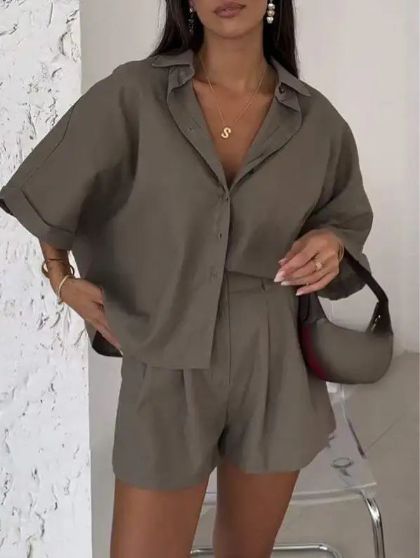 Modisches Damen-Zweiteiler-Set mit Polokragen, Halbarm-Oberteil und Shorts - Damenmode online kaufen | Isabell Boutique
