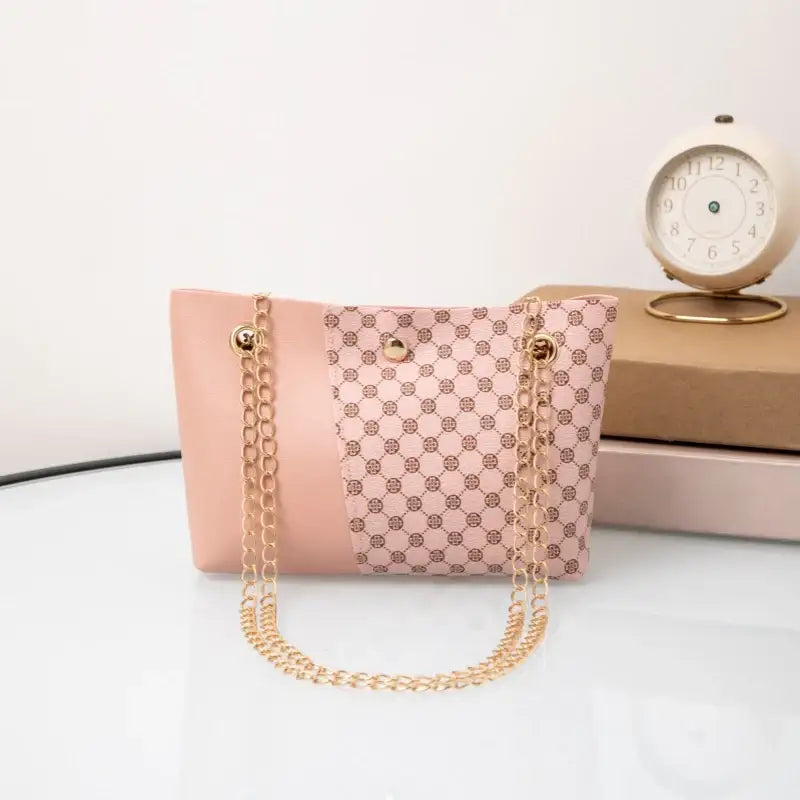 Rosa Handtasche mit Kette und Muster. Damenmode von IsabellBoutique030
