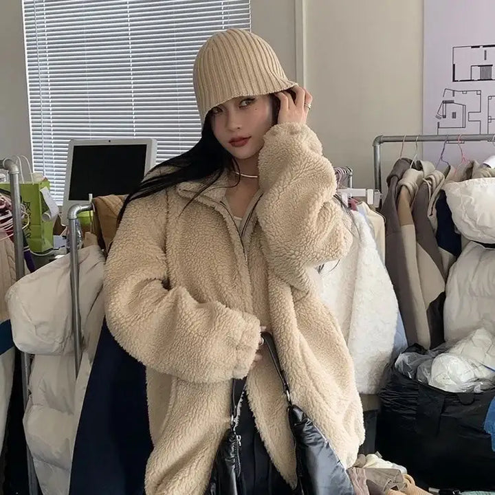 Beige Teddyjacke mit Beanie-Mütze. Damenmode, Trend. IsabellBoutique030