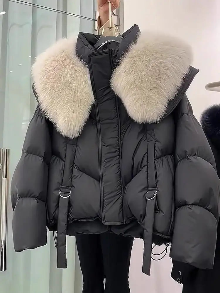 Schwarze Daunenjacke mit hellem Fellkragen, stylisch für Damen. IsabellBoutique030