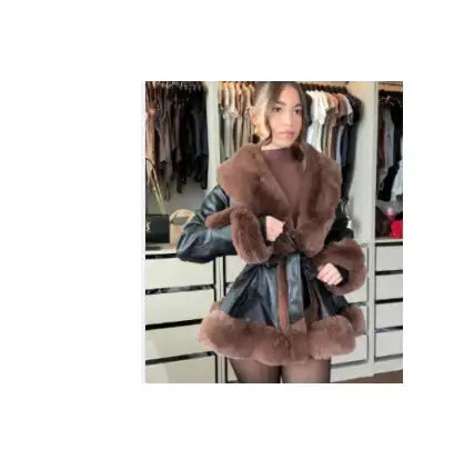 Schwarze Lederjacke mit braunem Fellkragen, Gürtel und Manschetten. IsabellBoutique030