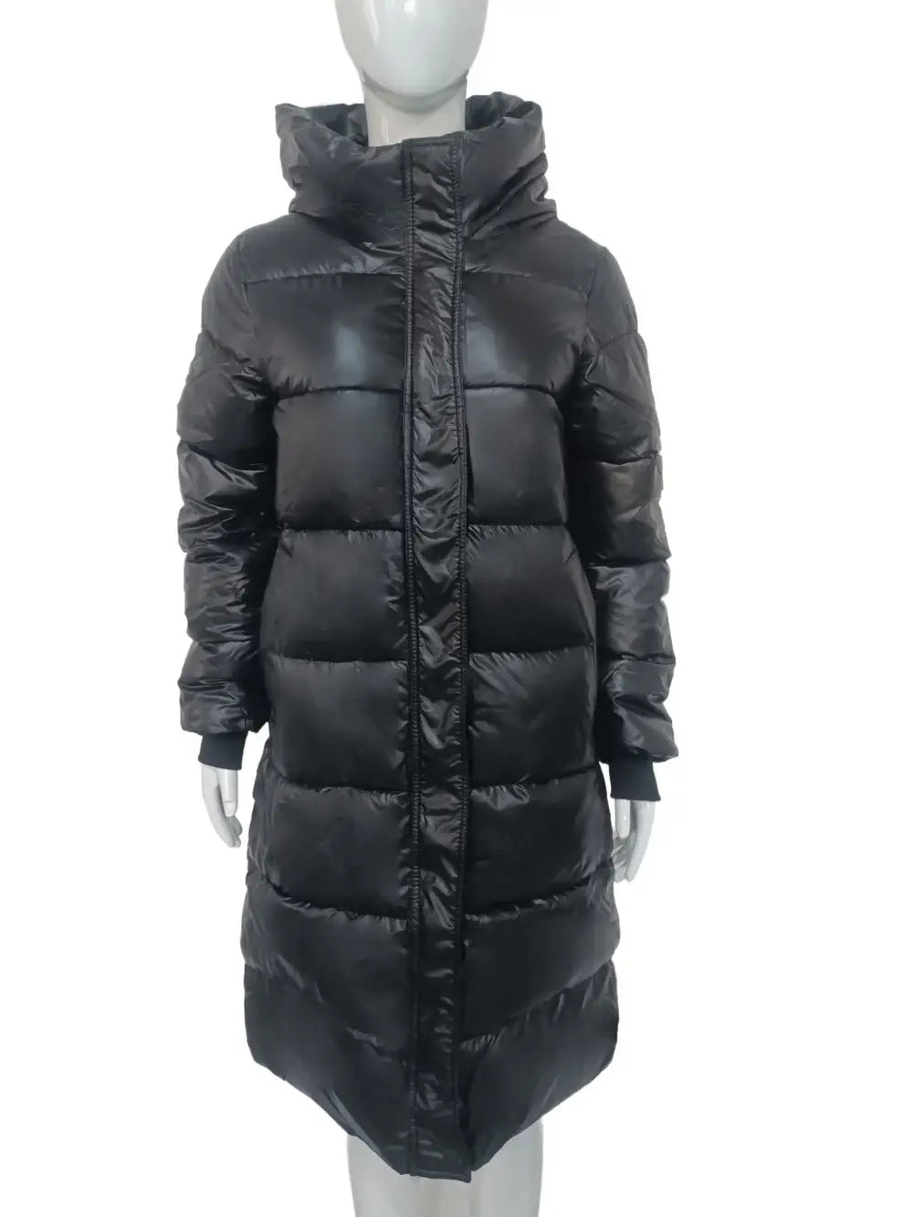 Schwarzer Daunenmantel mit Stehkragen. Trendige Damenmode bei IsabellBoutique030