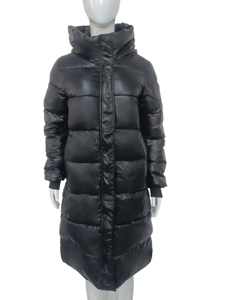 Schwarzer Daunenmantel mit Stehkragen. Trendige Damenmode bei IsabellBoutique030