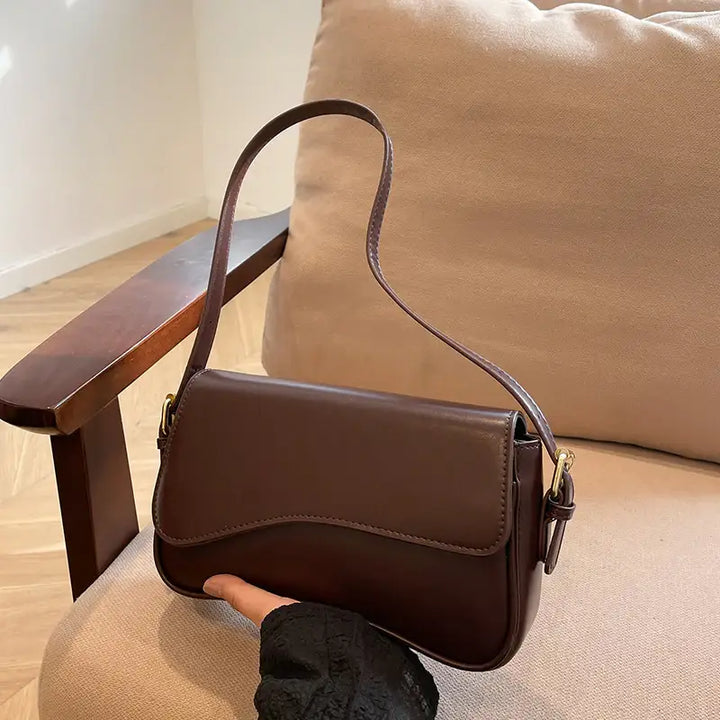 Braune Schultertasche mit wellenförmiger Klappe. Klassischer Stil von IsabellBoutique030.