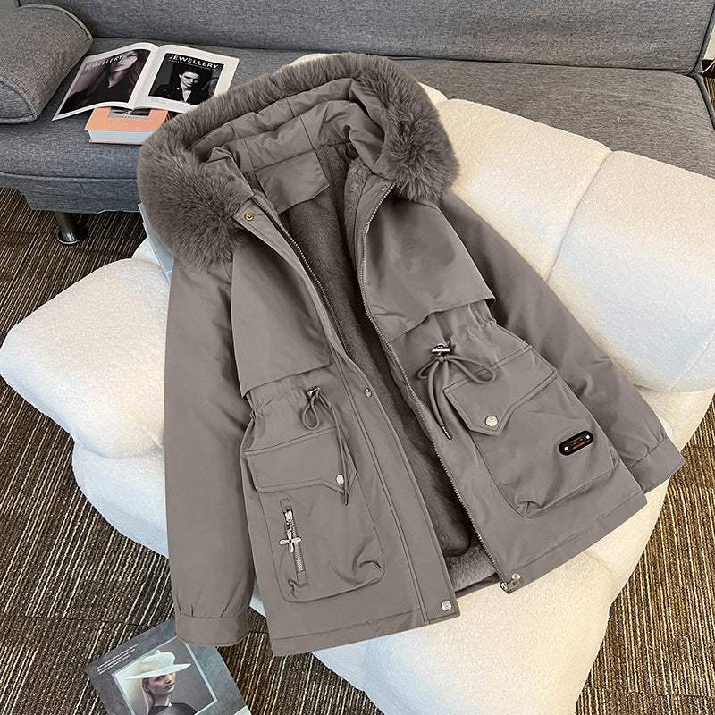 Grauer Damenparka mit Fellkapuze, stylisch und warm, bei IsabellBoutique030.