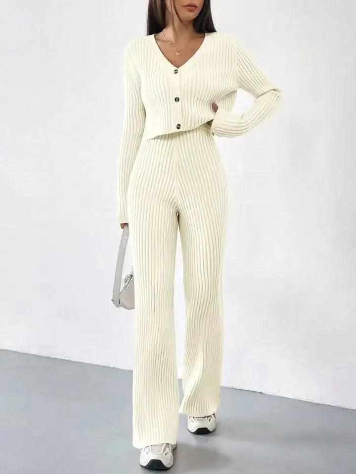 Einfarbiges, gestricktes Damen-Zweiteiler-Set mit V-Ausschnitt, kurzem Cardigan und Bootcut-Hose – vielseitige Freizeitmode für Damen - Damenmode online kaufen | Isabell Boutique