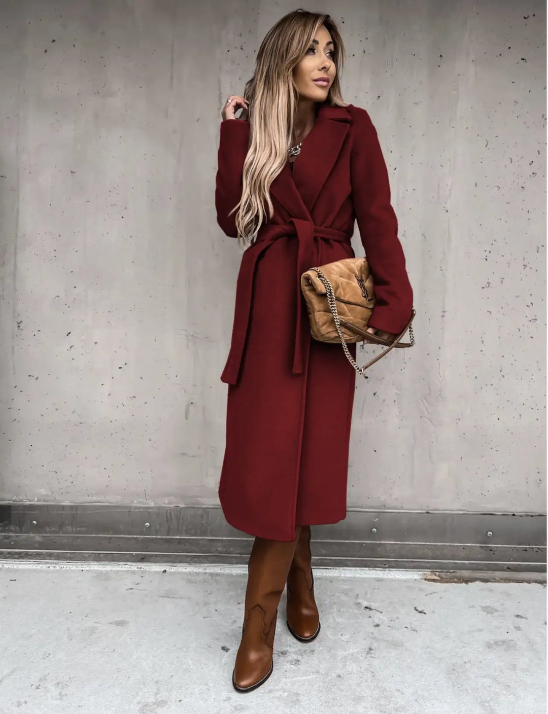 Bordeauxfarbener Mantel mit Bindegürtel, Stiefel, Handtasche, IsabellBoutique030